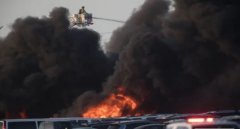 非洲國際國際快遞-視頻：美國一機(jī)場失火 3500輛汽車被燒毀