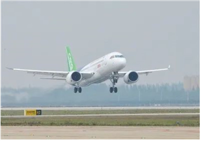 中國(guó)首款國(guó)際主流水準(zhǔn)的干線客機(jī)C919在上海浦東國(guó)際機(jī)場(chǎng)首飛。資料圖。圖/新京報(bào)網(wǎng)
