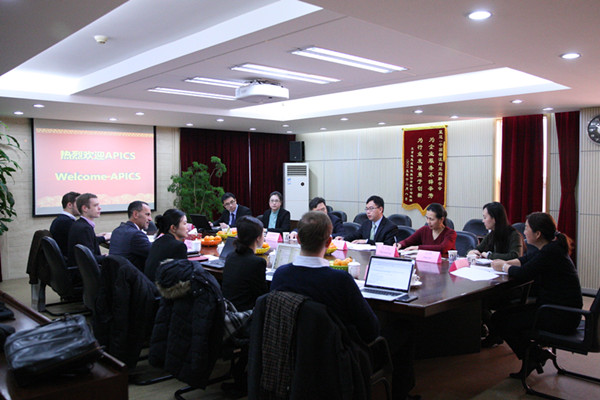 何黎明會(huì)見國際供應(yīng)鏈與運(yùn)營管理協(xié)會(huì)（APICS）總裁艾南思一行
