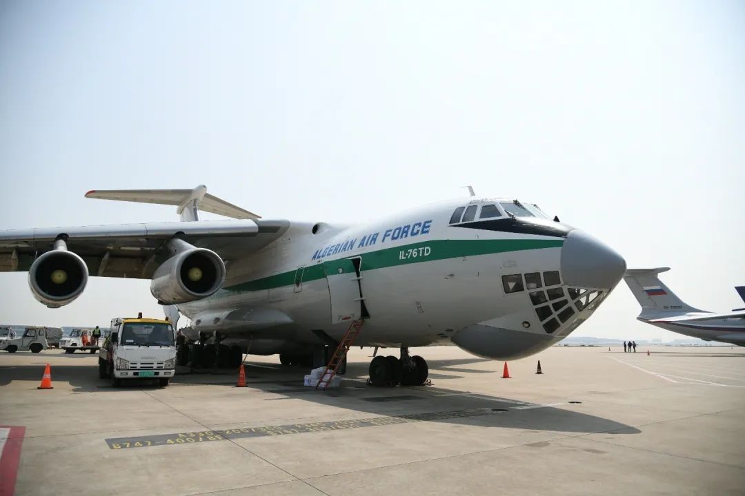 5架外國軍機(jī)同一天赴上海浦東機(jī)場，自提防疫物資