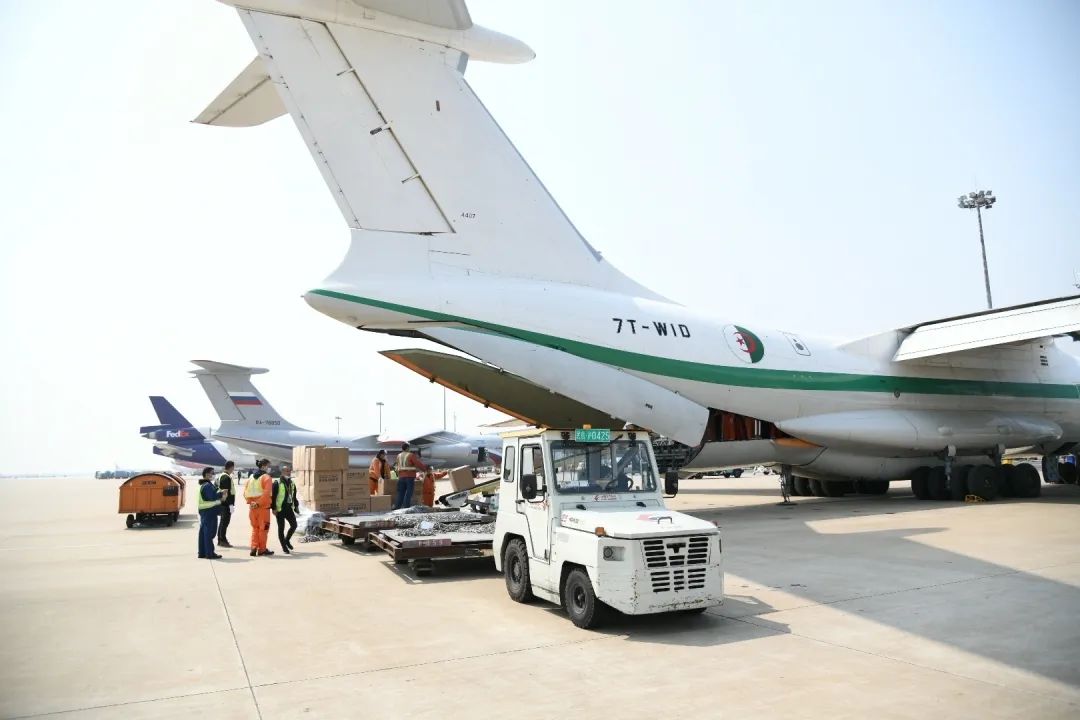 5架外國軍機(jī)同一天赴上海浦東機(jī)場，自提防疫物資