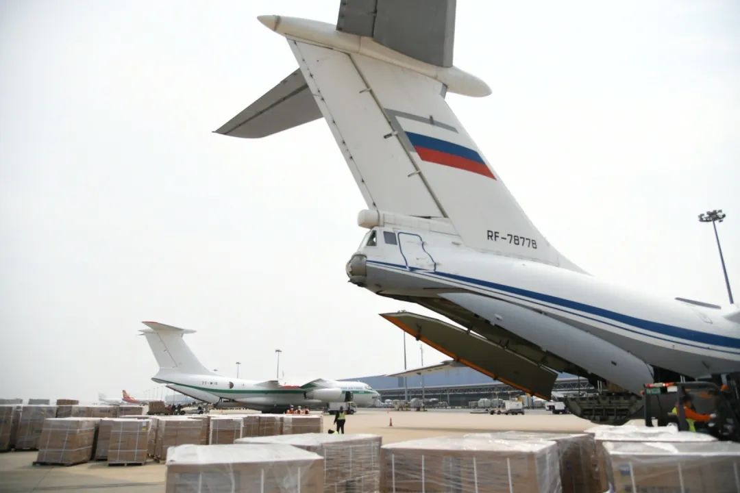 5架外國軍機(jī)同一天赴上海浦東機(jī)場，自提防疫物資