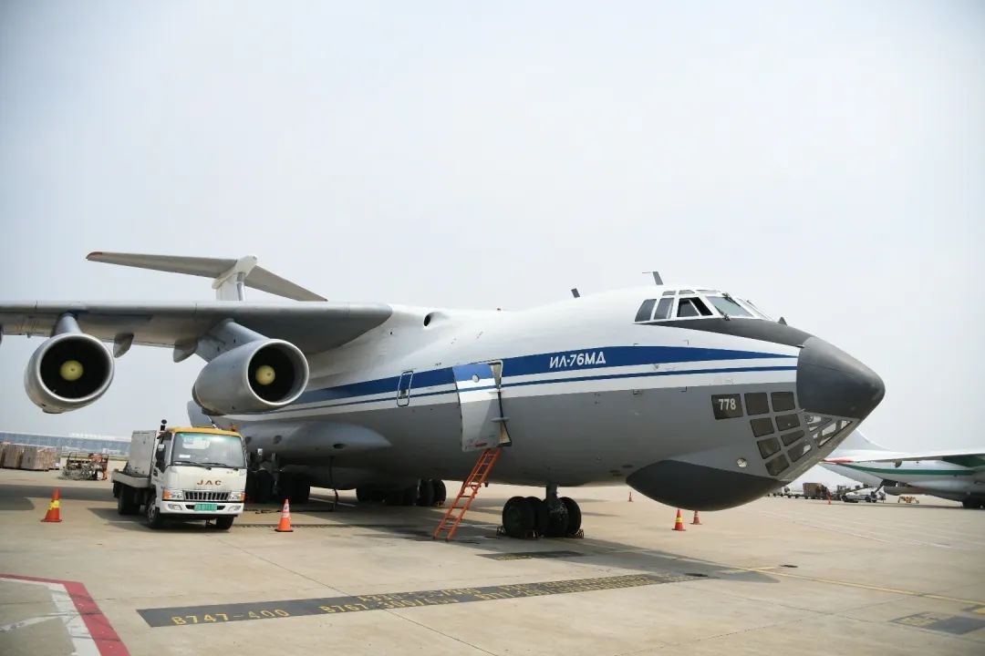 5架外國軍機(jī)同一天赴上海浦東機(jī)場，自提防疫物資