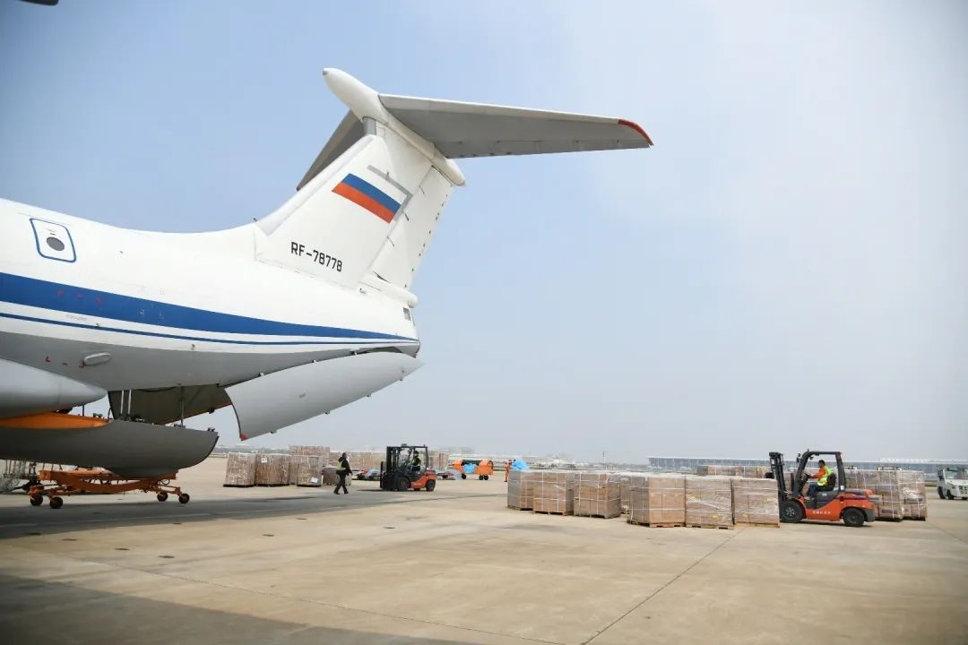 5架外國軍機(jī)同一天赴上海浦東機(jī)場，自提防疫物資