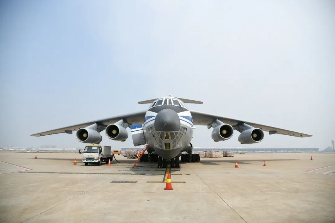 5架外國軍機(jī)同一天赴上海浦東機(jī)場，自提防疫物資