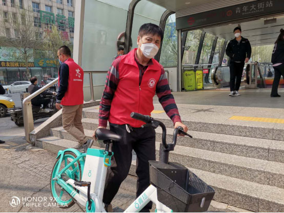 貨拉拉沈陽司機義務消殺助力學校復學