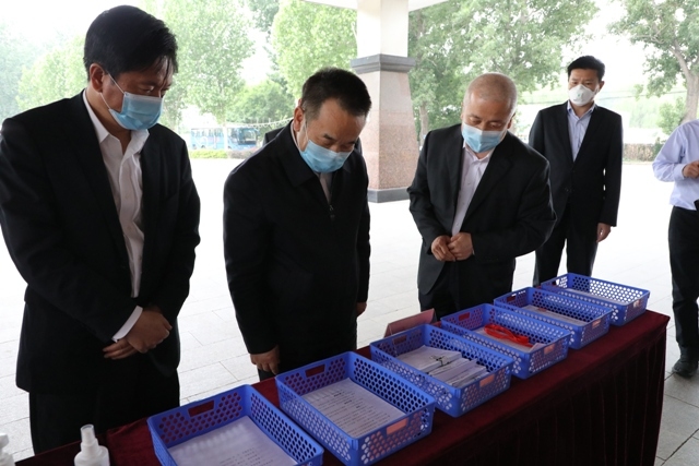 呂爾學(xué)在民航兩會工作人員隔離點查看人員流行病史篩查情況統(tǒng)計表等資料
