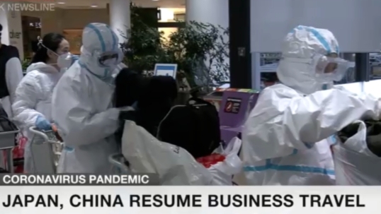 中國乘客赴日穿防護服坐飛機 日本專家：機艙透風，這有點過了