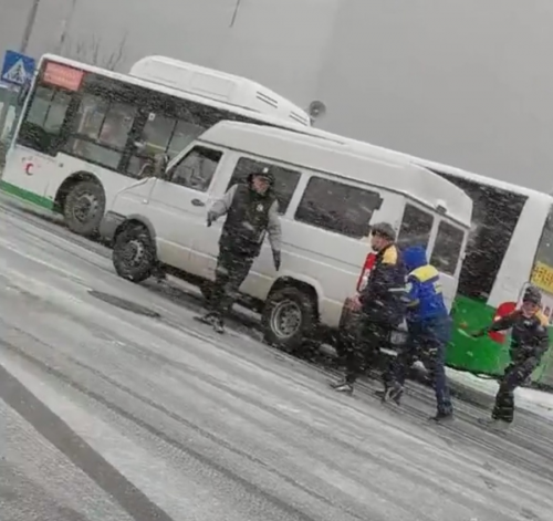 青島德邦快遞小哥上演“狂風(fēng)雪推車行”