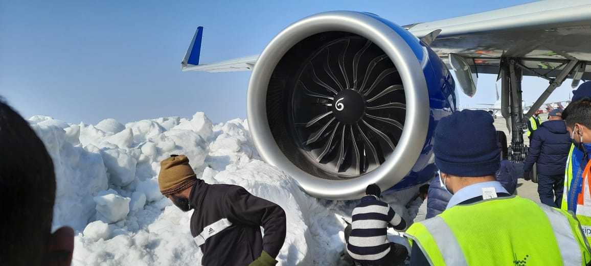 現(xiàn)場圖:印度靛藍航空A321neo滑行時撞上雪堆 引擎受損552409_ 現(xiàn)場圖:印度靛藍航空A321neo滑行時撞上雪堆 引擎受損