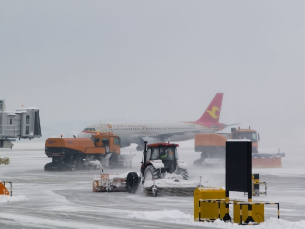 伊寧機(jī)場(chǎng)全力保障2021年首場(chǎng)大降雪
