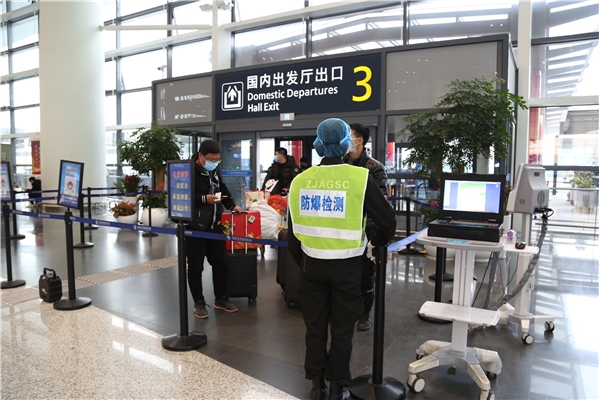 繼續(xù)推廣使用自助值機、自助行李托運、自助安檢驗證和無紙化登機等聰明化服務
-國際空運