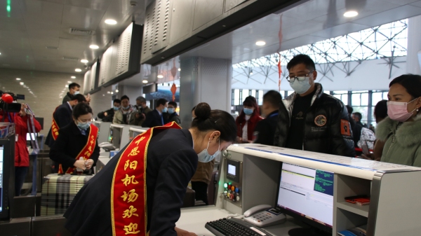 四川交投助力巴中農民工實現(xiàn)從家門口打“飛的”到寧波廠門口